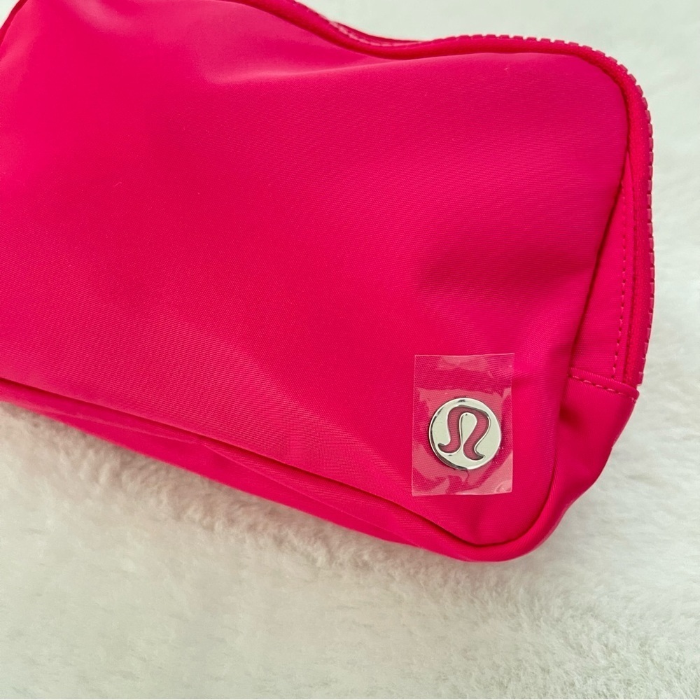 Lululemon Everywhere Belt Bag 1L Wordmark - Picture 5 of 11